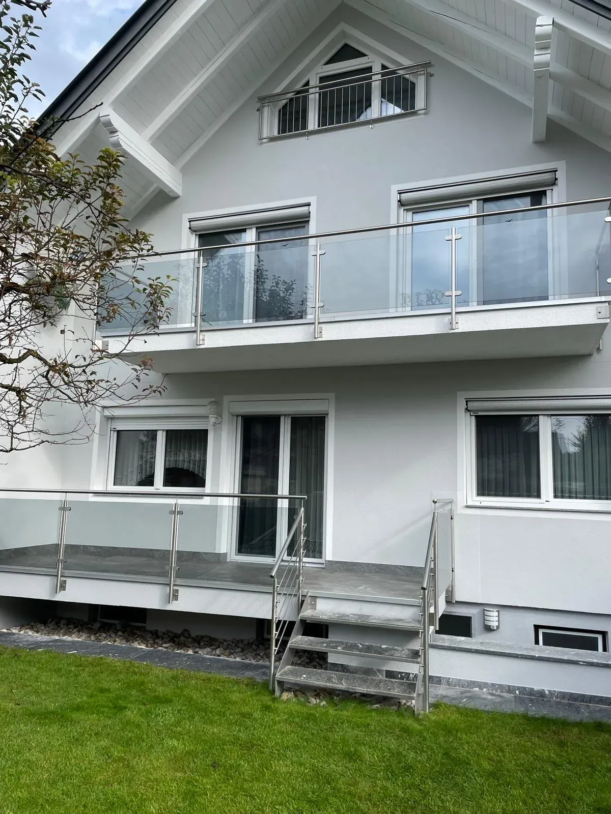 Modern weiße Einfamilienhaus-Fassade in Pörtschach am Wörthersee
