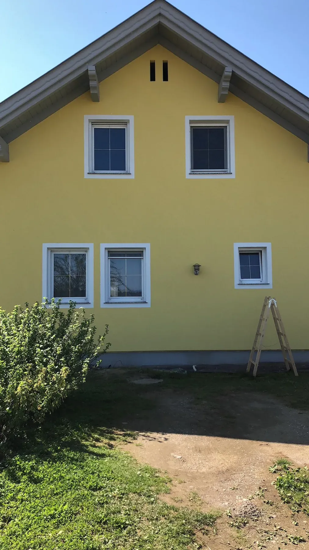 Giebelfassade in warmem Sonnengelb, frisch saniert in St. Veit an der Glan