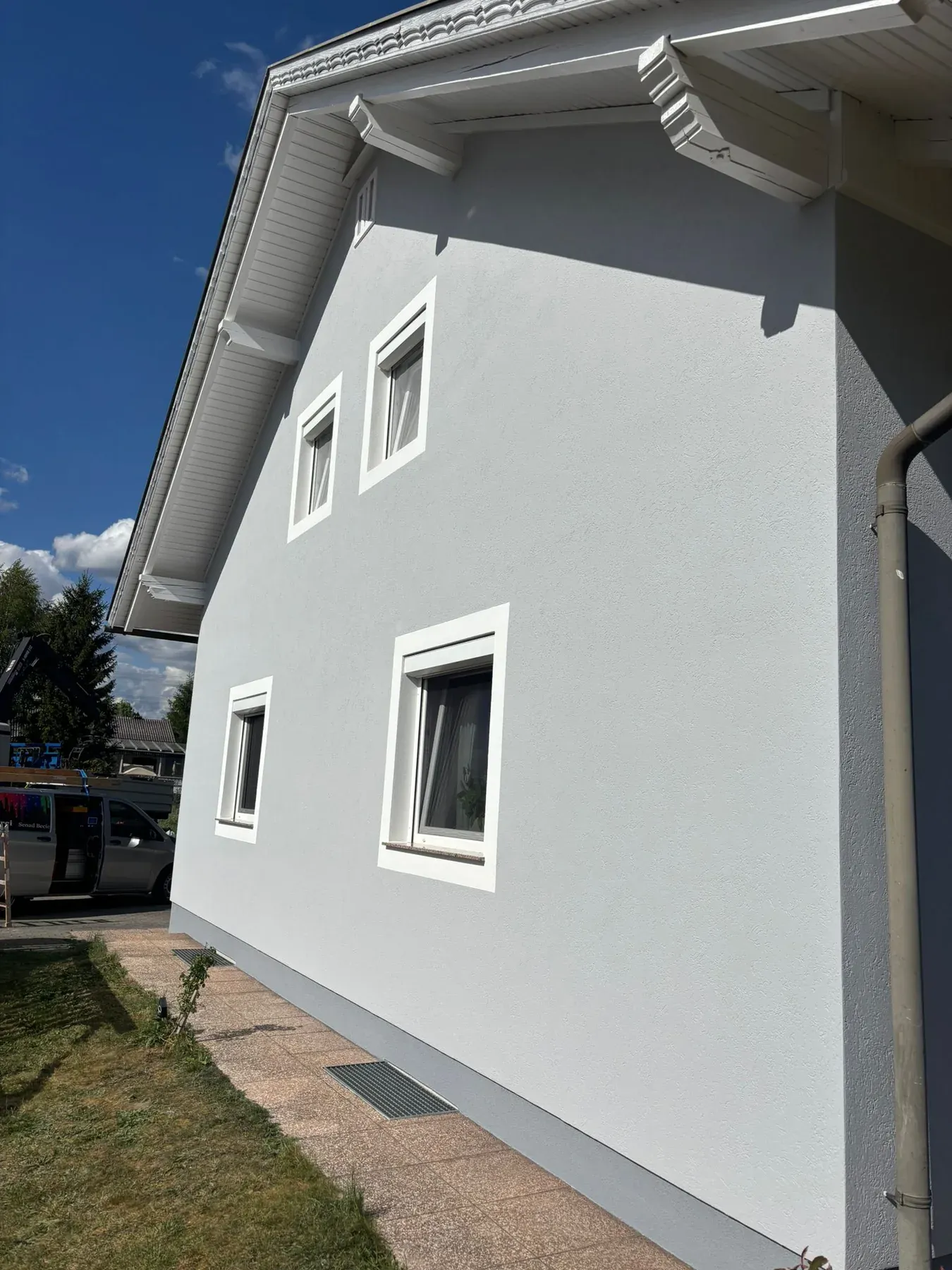 Giebelfassade in dezentem Hellgrau, sauber gestrichen in Velden