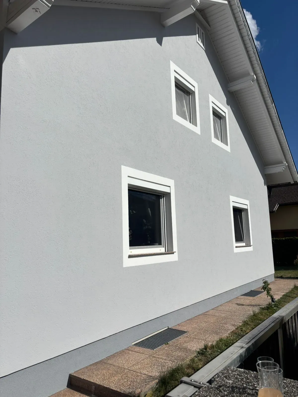 Frisch sanierte Hausfassade in Hellgrau, Klagenfurt-Land