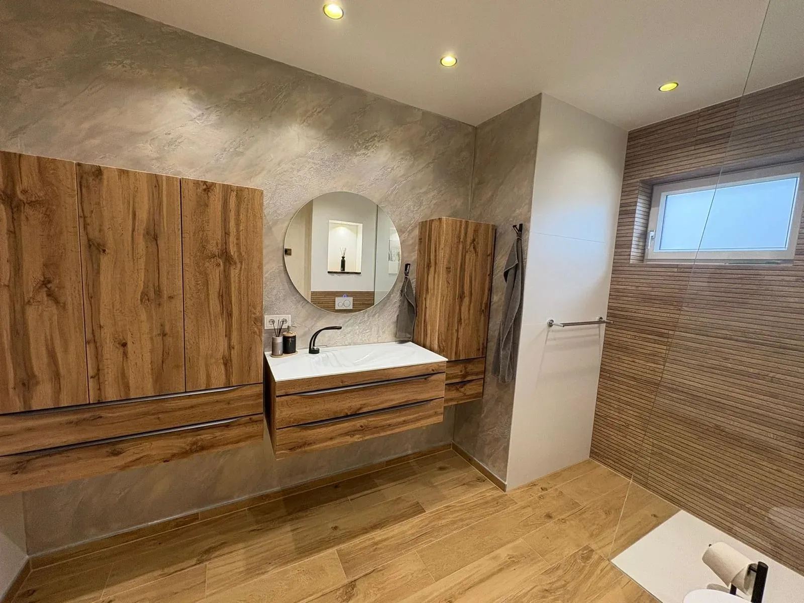 Badezimmer mit Spachteltechnik in anthrazitfarbener Stein-Optik, Velden