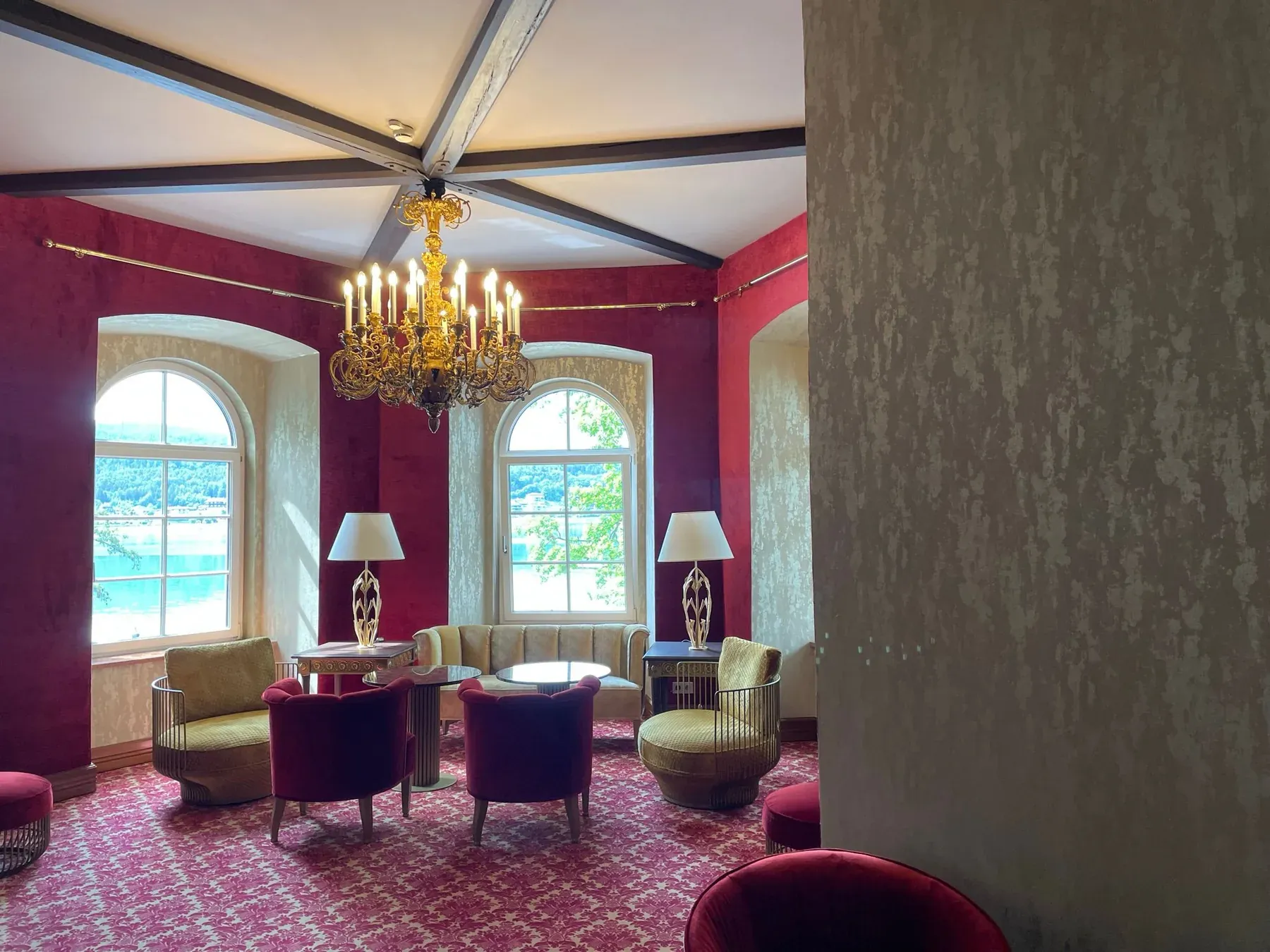 Eleganter Salon mit historischer Wandbespannung in Maria Saal